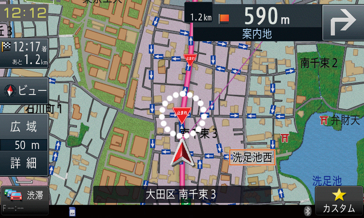走行する先に一時停止の標識がある場合、事前に注意喚起する。自車位置に一番近い表示は大きくしたり効果音で知らせたりしてくれるので安心。