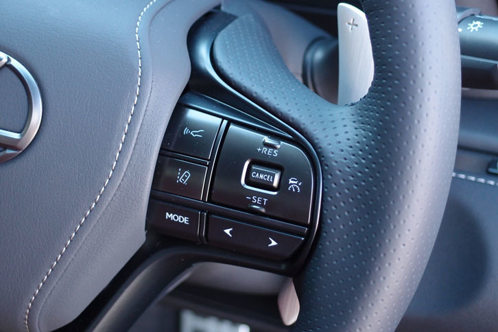 レクサスLC500h（ステアリングスイッチ）