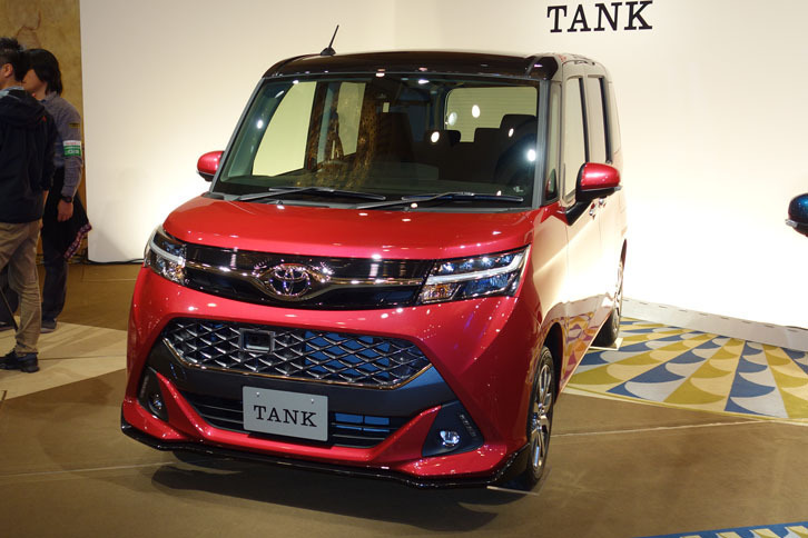 「トヨタ・タンク カスタムG-T」。ボディーカラーはブラックマイカメタリック×マゼンタベリーマイカメタリック。