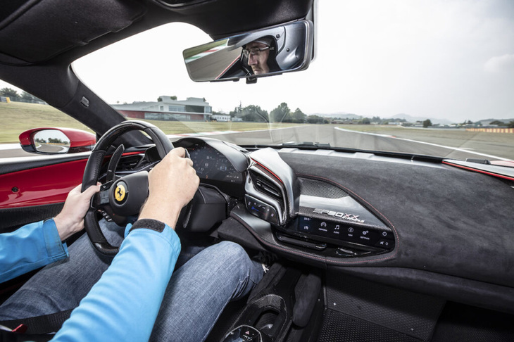 強化されたシャシーによってロールレートが10％減少。カーブで達成可能な遠心力は、SF90ストラダーレより9％高いという。まるでジェットコースターに乗っているかのようなコーナリングが味わえる。