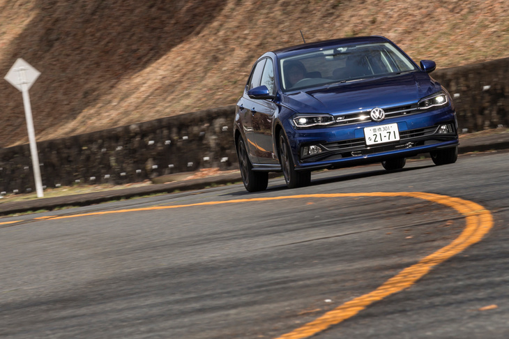 シャシーやドライブトレインの仕様も1リッターモデルの「ポロ」とは大きく異なり、電子制御ディファレンシャルロック「XDS」やスポーツサスペンションなどが採用されている。