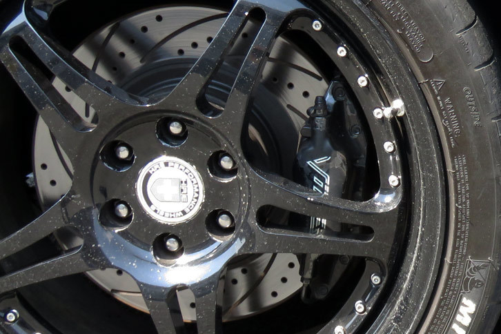 「バイパー」のフロントブレーキ。生意気にもブレンボ製であるが、そんなことよりキャリパーの小ささが気になる。イマドキのスポーツカーと比べると心細くなるくらい小さいのだが、今のところ、制動力やコントロール性に不満を抱いたことはない。