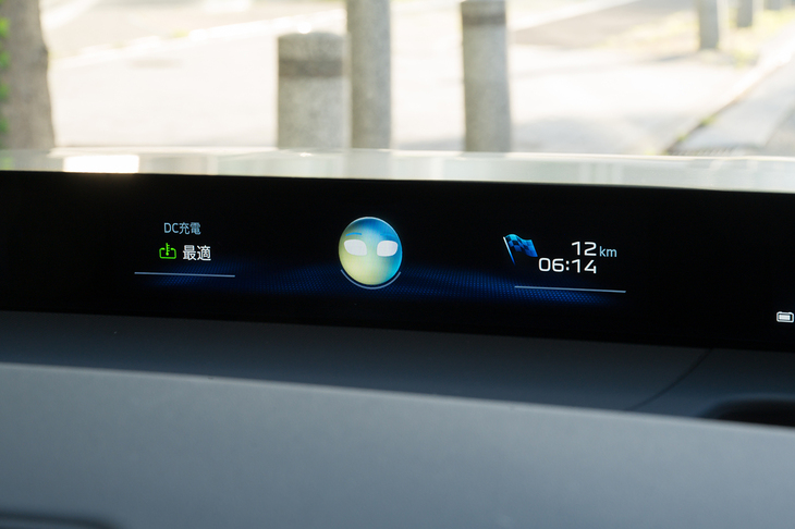 「パノラミックiDrive」の中央に陣取るのが対話型音声アシスタントのアイコン。『犬神家の一族』のスケキヨのような見た目ながら、高い音声認識能力を誇る。