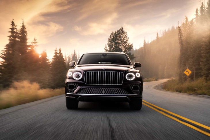 「アズール」と呼ばれる上級仕様には、ACCや車線逸脱防止機能、ナイトビジョンなどをセットにした運転支援システムのパッケージオプション「ツーリング スペシフィケーション」が標準装備される。