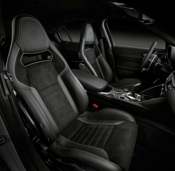 両モデルに設定されるスパルコ製カーボンバケットシート。