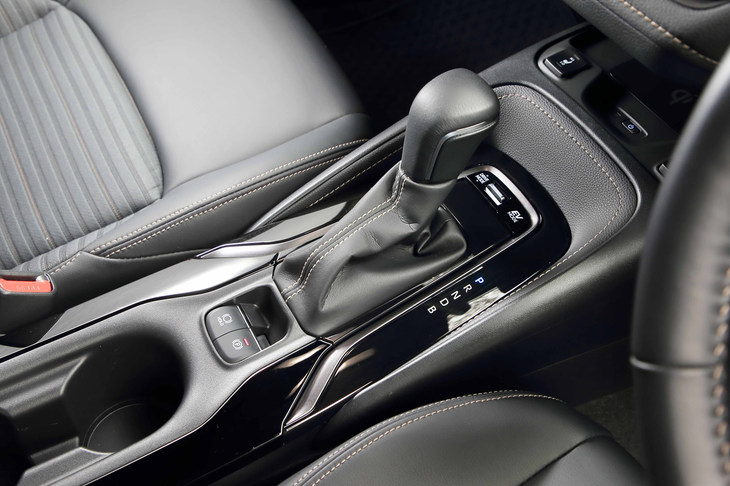 シフトレバーの前方には、ドライブモードセレクターやEVモードのスイッチが並ぶ。パーキングブレーキは電気式。