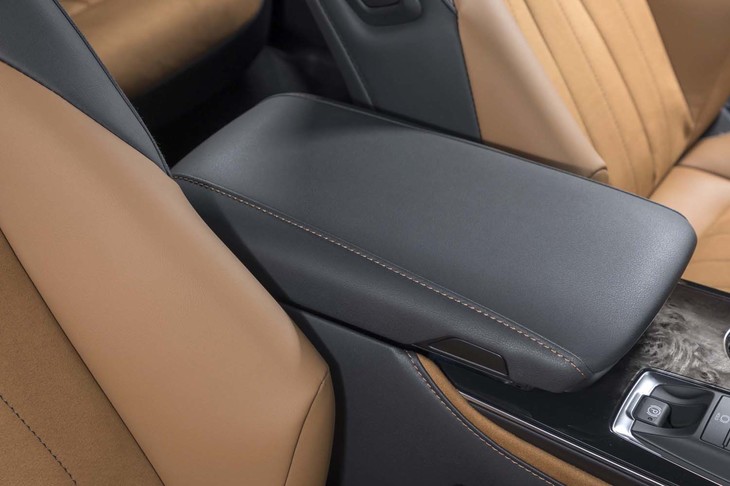 さまざまな体格の乗員にフィットする、大型のアームレスト。