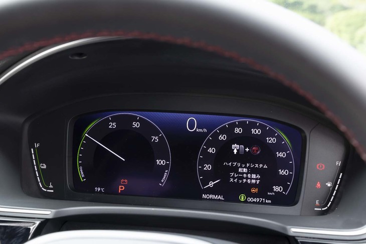 メーターパネルは10.2インチの液晶タイプ。左のパワーメーターは出力表示（パーセンタイル式）とエネルギー回生の指針を分けることで、針が頻繁に上下を繰り返すわずらわしさをなくしている。