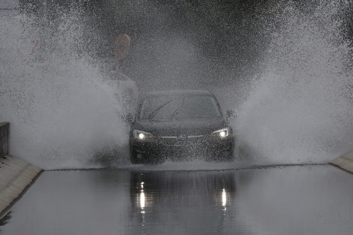 深い水たまりに突入しても、歩行者エアバッグは作動しなかった。必要なときに作動して、不要なときには作動しないという、ある意味で当たり前の制御だが、実現までには数多くの試験車両がグシャグシャになっているのだ。