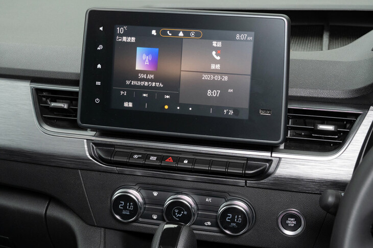 「ゼン」は同エンジンの「クレアティフ」や「インテンス」より9万円価格が安いものの、センターディスプレイ（写真）や液晶メーター、オートエアコン、後席用エアダクトなどの装備が省かれる。受注輸入であることも含め、あまり広くはオススメできない。（写真：向後一宏）