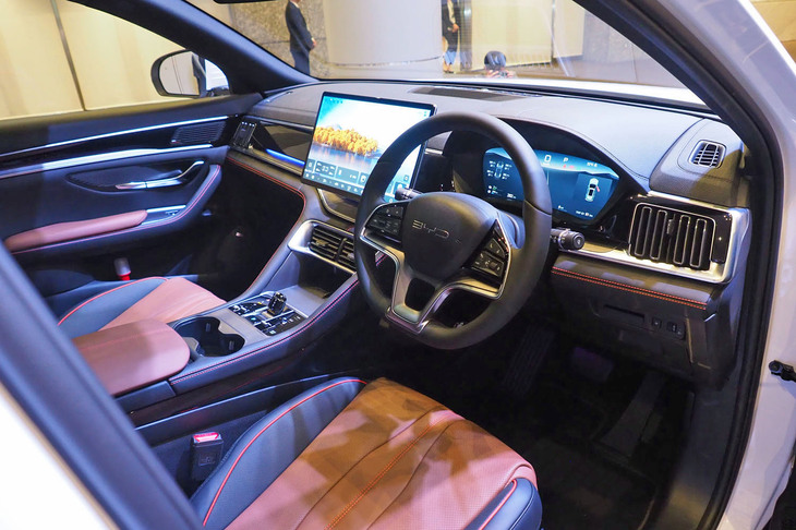 クリスタルを思わせるシフトセレクターや2基のワイヤレス充電器を配置し、上質感と機能性を両立したとうたわれる「シーライオン6」のインストゥルメントパネル。