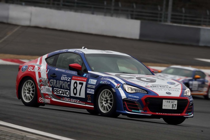 富士スピードウェイのテクニカル・セクションを行く久保凜太郎選手の#87 CG ROBOT BRZ BS。奥には池島実紅選手が駆る#89 CG ROBOT BRZの姿が見える。 