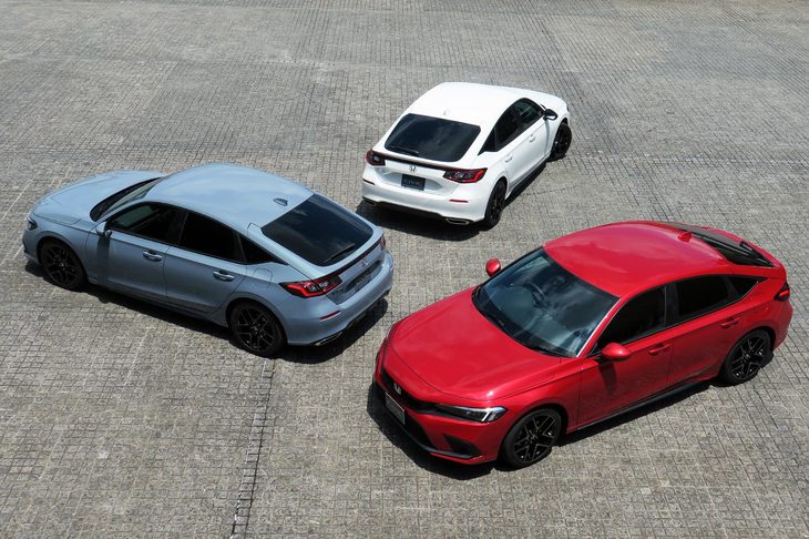 「ホンダ・シビックLX」（グレー）と「シビックEX」（ホワイト／レッド）。