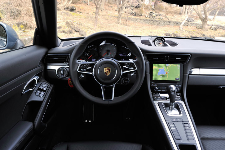 「カレラS」の運転席まわり。今回の大幅改良では、エンジンの刷新に加え、新しいインフォテインメントシステムの採用もトピック。