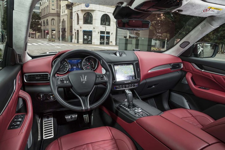 レッドとブラックのツートンカラーが鮮やかなインテリア。インストゥルメントパネルの中央のモニターは、タッチパネル式の8.4インチ。