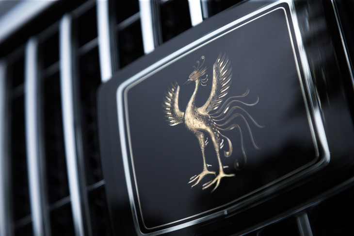 フロントグリルに輝く、「センチュリー」の象徴たる鳳凰（ほうおう）エンブレム。職人による手彫りで、一つひとつ時間をかけて製作されている。