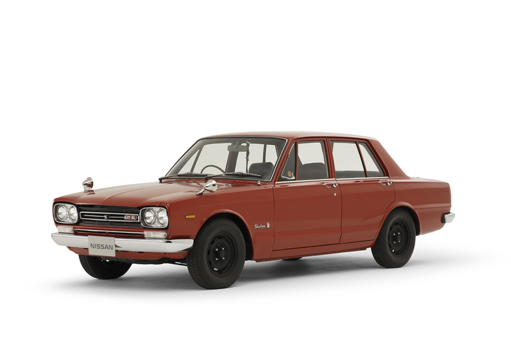 1968年にデビューした3代目「スカイライン」（C10型）。テレビやラジオCMなどで「愛のスカイライン」として広告展開が行われた。のちにその形状から「ハコスカ」と呼ばれるようになった。