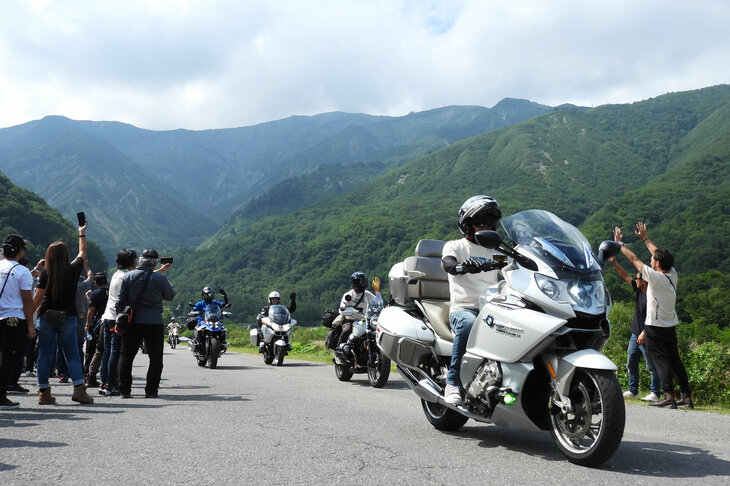 見物客に見送られ、パレードに出発。手前はBMWモトラッドの最上級ツアラー「K1600GTL」だ。