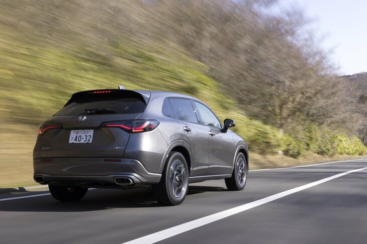 【ホンダZR-V e：HEV Zのスペック】
	ボディーサイズ：全長×全幅×全高＝4570×1840×1620mm／ホイールベース：2655mm／車重：1630kg／駆動方式：4WD／エンジン：2リッター直4 DOHC 16バルブ／モーター：交流同期電動機／エンジン最高出力：141PS（104kW）/6000rpm／エンジン最大トルク：182N・m（18.6kgf・m）/4500pm／モーター最高出力：184PS（135kW）/5000-6000rpm／モーター最大トルク：315N・m（32.1kgf・m）/0-2000rpm／システム最高出力：196PS（144kW）／タイヤ：（前）225/55R18 98H／（後）225/55R18 98H（ブリヂストン・ブリザックVRX2）／燃費：21.5km/リッター（WLTCモード）／価格：411万9500円
	
	【取材時の燃費データ】
	テスト距離：256.4km（市街地2：高速道路5：山岳路3）／使用燃料：21.0リッター（レギュラーガソリン）／参考燃費：12.2km/リッター（満タン法）／12.1km/リッター（車載燃費計計測値）