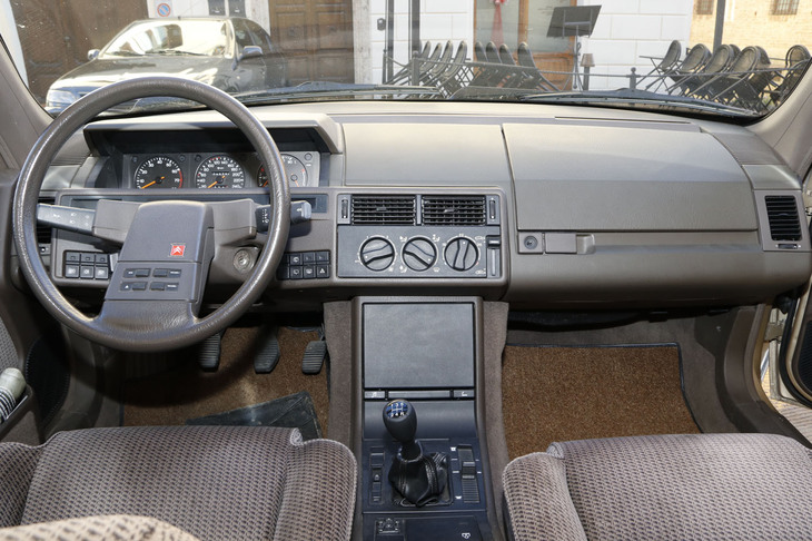 以下、パオロ氏の1990年式とイアニート氏の1999年式を交互にご覧いただこう。これは1990年式のダッシュボード。直線的な意匠は、外観のイメージをそのまま引き継いでいる。センターコンソールのオーディオ操作部は、ふたで覆われている。