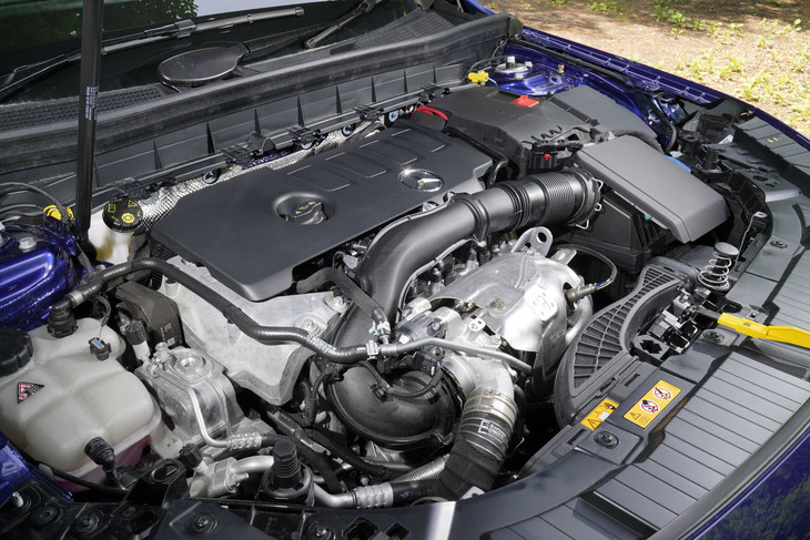 メルセデス・ベンツGLB250 4MATICスポーツ（エンジン）