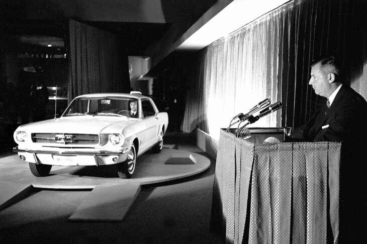 初代「フォード・マスタング」を発表するヘンリー・フォード2世。マスタングの登場はスペシャリティーカーというジャンルの創出にとどまらず、後の自動車の商品企画やマーケティングに、多大な影響を与えることになった。