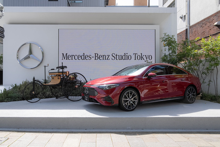 「メルセデス・ベンツ ストゥーディオ トウキョウ」は、表参道クロッシングパークに約1年間の期間限定でオープンする。