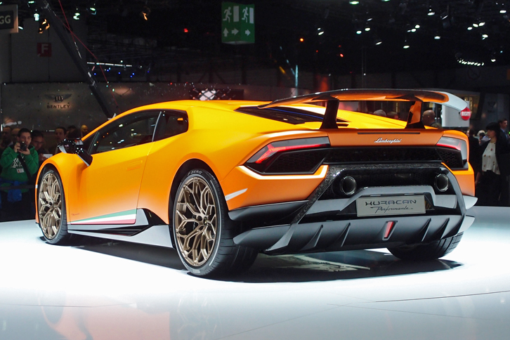 リアまわりでは、フォージドコンポジット材を用いたバンパーや、高い位置から突き出たエキゾーストパイプが目を引く。