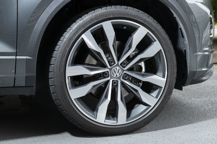 「TDI Rライン」に装備される5ダブルスポークの19インチアルミホイール。タイヤサイズは225/40R19と、他のグレード（215mm幅）より幅もワンサイズ大きい。