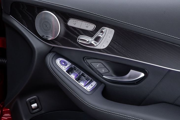 13個のスピーカーと9チャンネルのアンプで構成されるBurmester（ブルメスター）サラウンドサウンドシステムは、オプションの「レザーエクスクルーシブパッケージ」に含まれるもの。