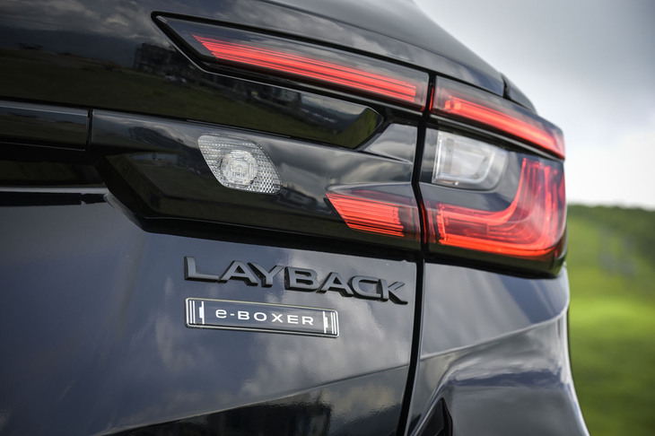リアに装着される黒い「e-BOXER」のバッジは、フルハイブリッド車の証しだ。