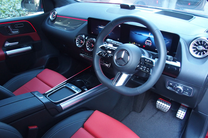 メルセデス・ベンツB200d（インストゥルメントパネル）