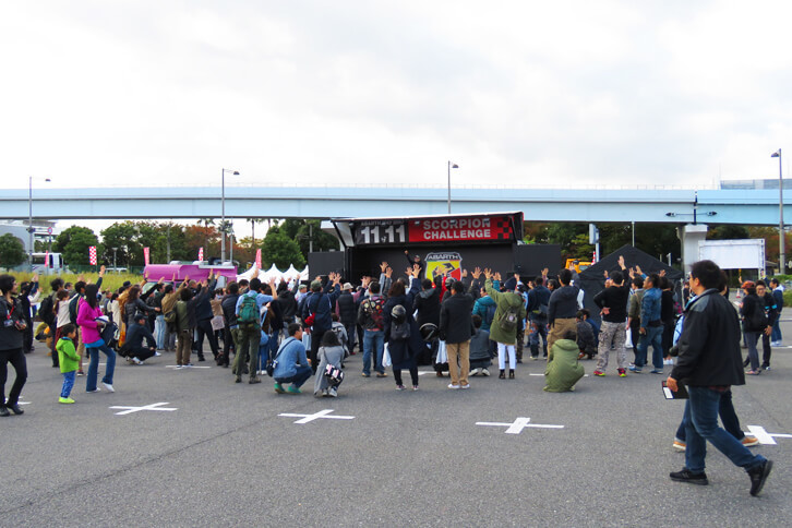 お昼に差し掛かると、イベント広場のステージでも催しがスタート。こちらはピストン西沢氏によるジャンケン大会の様子。