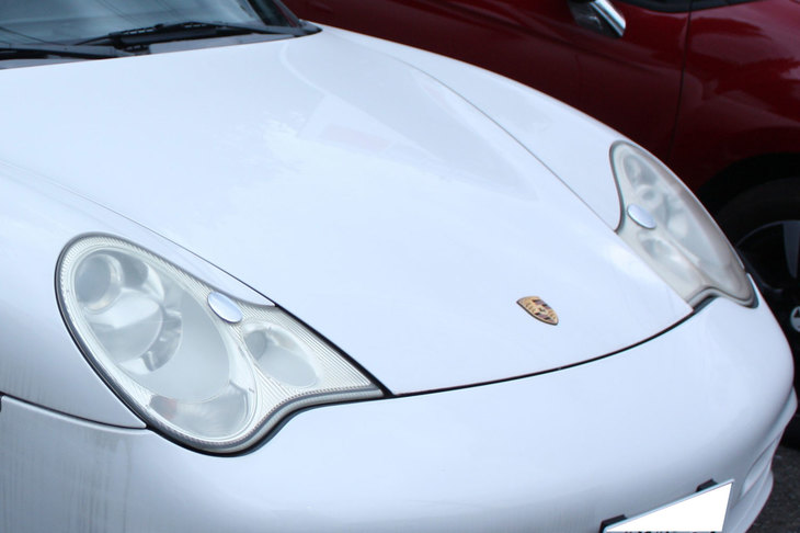 ヘッドライトの黄ばみが増したS氏の「911カレラ」。