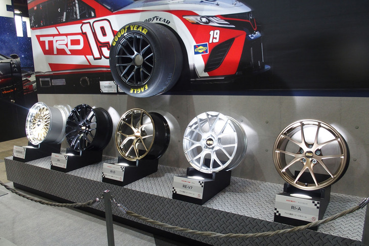 BBSブースでお披露目されたNASCAR用のホイール（写真上）。BBSジャパンは、2022年シーズンからNASCARの全チームに18インチの統一ホイールを供給する。F1用ホイールと対を成すように、マシンが描かれた壁面にNASCAR用ホイールがディスプレイされていた。