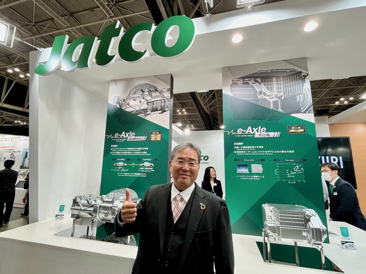 ジヤトコの佐藤朋由社長。「人とくるまのテクノロジー展2023」のブースで姿を見つけたので、小沢コージがあれこれ聞いてきました！