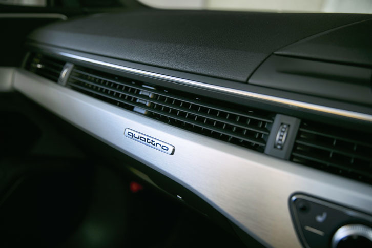 「Sライン」パッケージが装着された今回の試乗車には、クールな印象をもたらすマットブラッシュトアルミニウムのパネルが張られている。