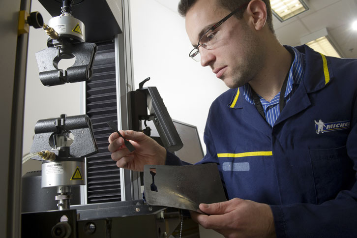 「乗用車が消費するエネルギーのうち、20％がタイヤの転がり抵抗によって失われています」とロベール氏。「まずこの転がり抵抗を低減するのが重要であることは言うまでもありません」