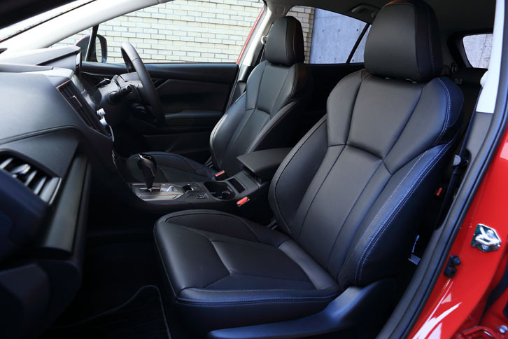 オプションの「ブラックレザーセレクション」を選択したテスト車のシートは、なめらかな触感を特徴とする本革仕立て。前席（写真）にはシートヒーターも備わる。