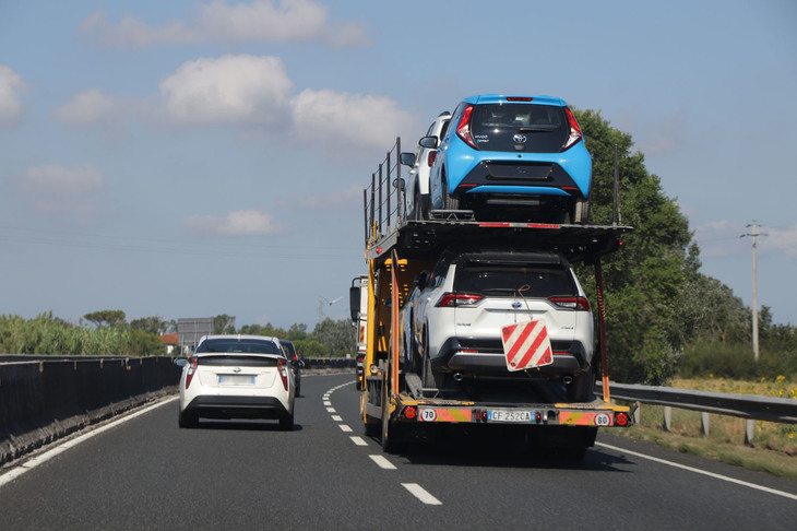 トヨタ車を何台も載せた積載車を「プリウス」が抜いてゆく。イタリアではなかなか遭遇できないシーンである。2020年7月に撮影。