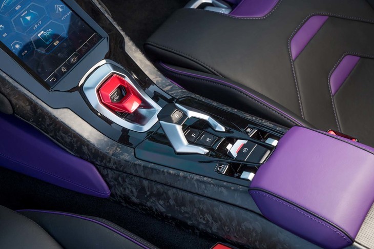 シフトセレクターは「P」と「M（マニュアルシフト）」がボタン式で「R」がレバー式。右のステアリングパドルを引くと「D」に入る。