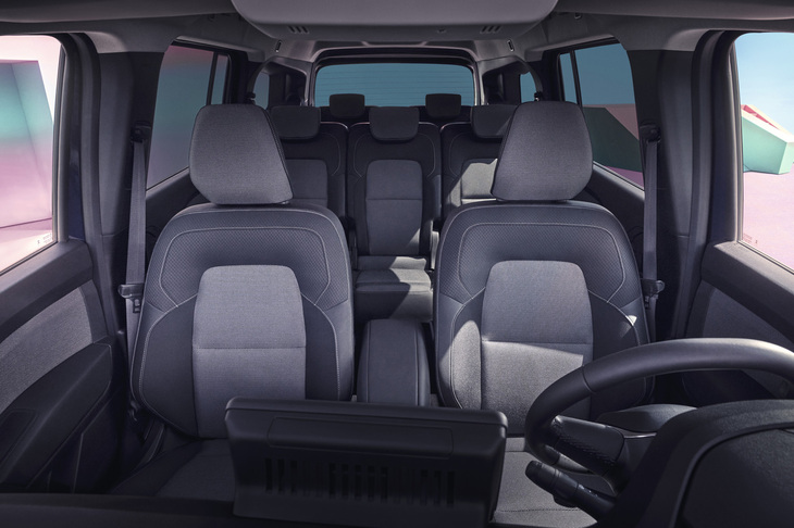 3列シートの採用により乗車定員7人となる「グラン カングー」のインテリア。セカンドシートは3座独立式、サードシートは2座独立式で、おのおののバックレストを個別に折り畳むことができる。