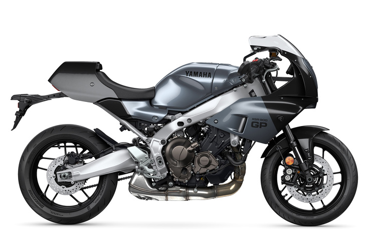 ベースとなる「XSR900」に対し、車体や足まわりにも手を加えて走りをブラッシュアップ。日本では2024年夏の発売予定となっている。