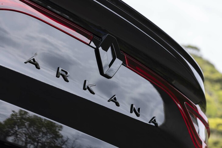 リアはルノーエンブレムだけでなく「ARKANA」ロゴもブリリアントブラックだ。