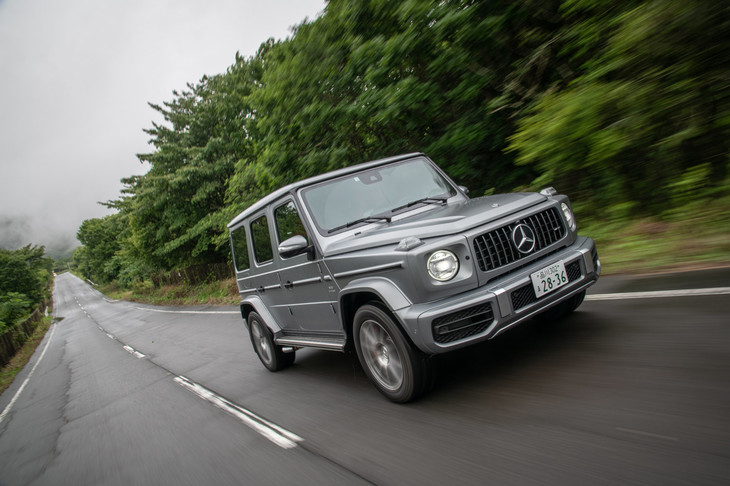 メルセデス・ベンツの最新モデルらしく、渋滞時にも使用可能なアクティブクルーズコントロールや、歩行者も検知する自動緊急ブレーキ、自動操舵・自動ブレーキ制御によって駐車を支援するパーキングアシスト機能などが標準装備される。