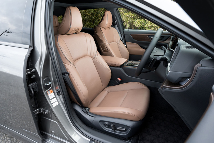 前席のヒップポイントが先代モデルより30mmも低く、スポーティーなドライビングポジションをとれるようになった。乗り降りしやすい「クロスオーバー」などの存在があるため、思い切った改良ができたのだろう。