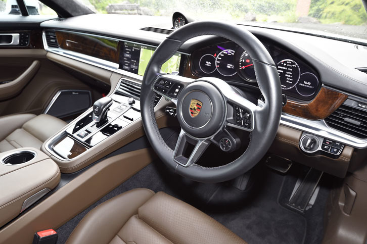 ステアリングホイールのホーンボタンの右下には走行モードの切り替えスイッチが設置される。