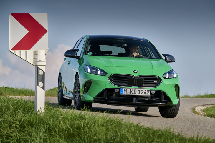 足まわりはフロントがストラット式でリアが3リンク式。この「M135 xDrive」は機械式の減衰力可変式ダンパーを装備する。