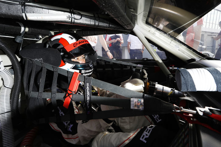 「911 RSR」のステアリングを握る田中哲也氏。運転席の背後にはエンジンコンパートメントとの隔壁が迫っており、リアエンジンの「911 GT3 R」とはだいぶ趣が異なっている。