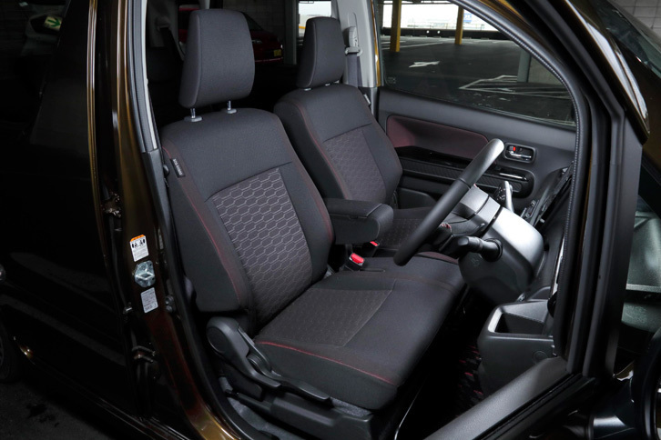 赤いアクセントが目を引く「スティングレー」シリーズのシート。従来モデル同様、助手席には背もたれの前倒し機構やシートアンダーボックスなどが備わる。